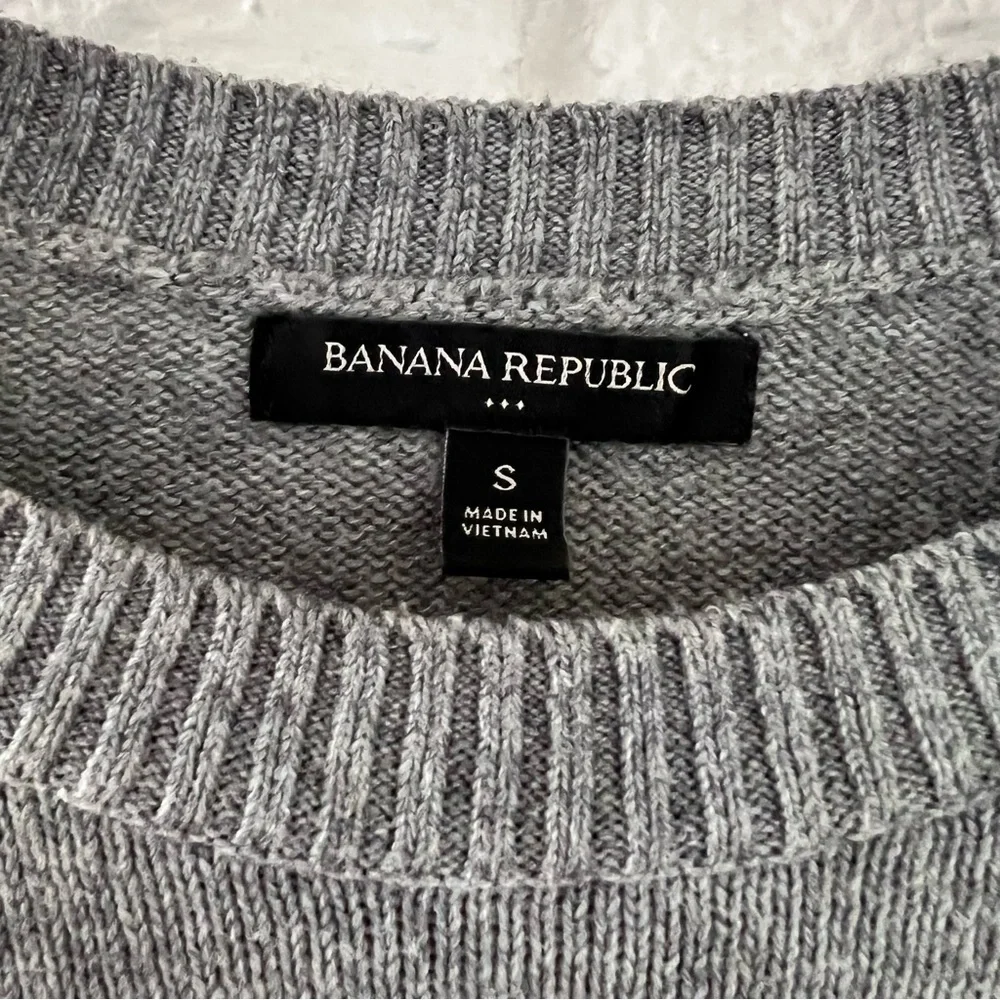 Banana Republic Gray Crewneck Sweater with Relaxed Fit S-24